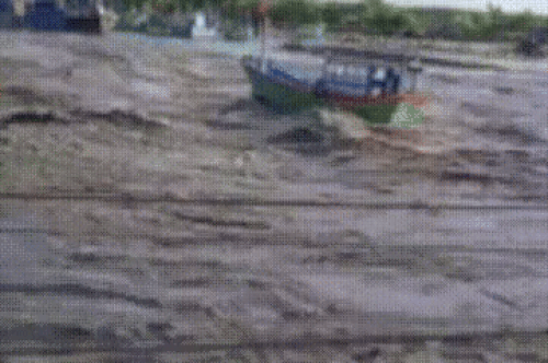 Khoảnh khắc lũ kinh hoàng cuốn phăng tàu thuyền của ngư dân Lâm Đồng