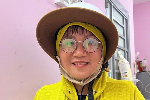 'Dúi' 100 triệu vào túi chủ bếp cơm từ thiện ở TP.HCM rồi biến mất