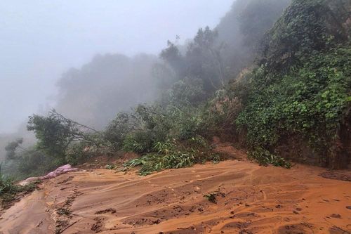 Lâm Đồng: Sạt lở nghiêm trọng, nhiều ô tô bị mắc kẹt trên đèo Gia Bắc