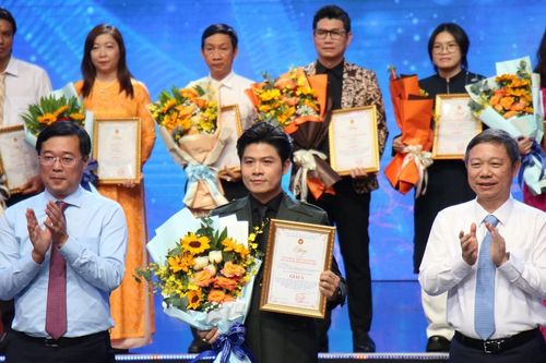Nhạc sĩ Nguyễn Văn Chung nhận Giải thưởng 'Học tập và làm theo tư tưởng, đạo đức, phong cách Hồ Chí Minh'