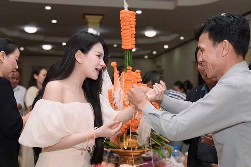 Nữ nghệ sĩ Việt gây chú ý đặc biệt khi mang âm nhạc dân gian sang lễ kỷ niệm Quốc khánh Lào