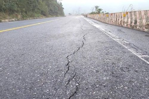 Quảng Trị: Quốc lộ 1 qua đèo Ngang xuất hiện vết nứt dọc hàng chục mét
