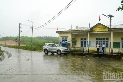 Nỗ lực đưa người dân ra khỏi vùng sạt lở ở xã Phú Ninh
