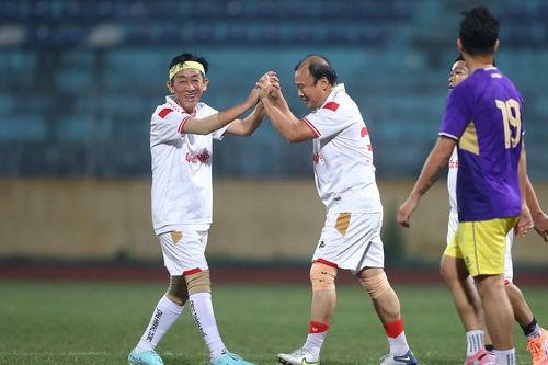 Chung tay vì đồng bào vùng lũ trong trận giao hữu gây quỹ tại sân Hàng Đẫy