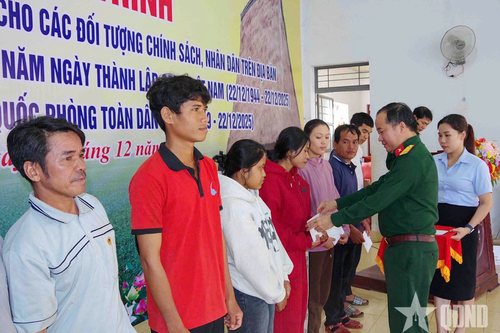 Bệnh viện Quân y 15 và Binh đoàn 15 khám bệnh, cấp thuốc cho người dân Gia Lai