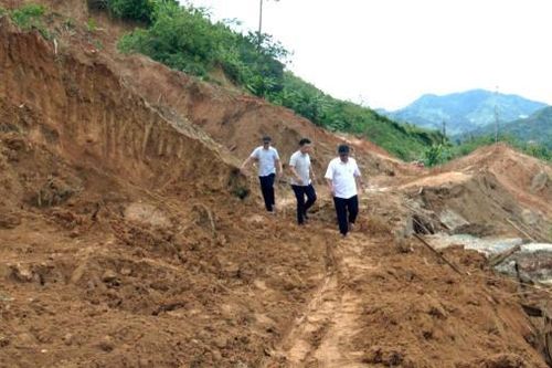 Mưa lớn tái diễn gây sạt lở ở Nam Trà My