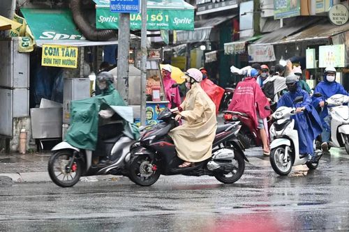 Người dân khu vực trung tâm TPHCM đi làm trong mưa lạnh