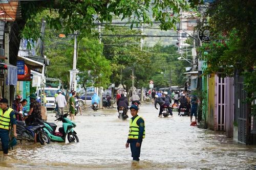 Vùng ven Nha Trang ngập cục bộ do mưa lớn