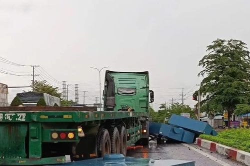 Xe container làm rơi hàng trăm ký thép trên quốc lộ 51, một người bị thương