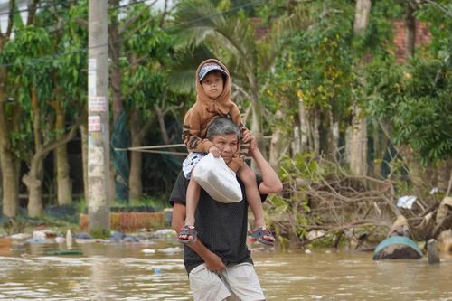 Người dân vùng ven Nha Trang lần thứ 4 chạy lũ trong nửa tháng