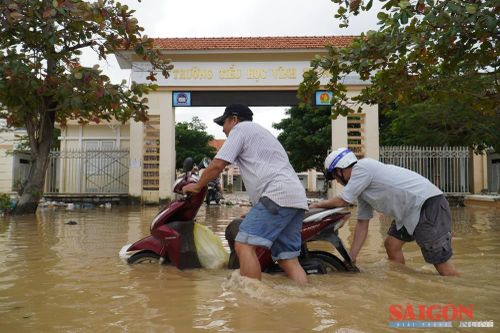 Miền Trung: Tàu trôi, nhà ngập do mưa lũ