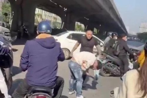 Tạm giữ tài xế đành người sau va chạm giao thông trên phố Hà Nội