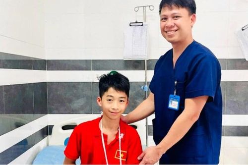 Trẻ 13 tuổi gãy hai xương cẳng tay khi đá bóng, bác sĩ cảnh báo