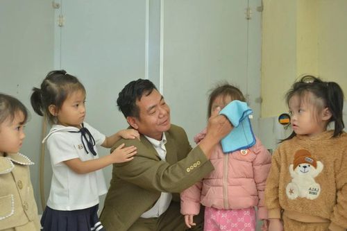 Những 'ông bố' mầm non giữa đại ngàn: Gieo chữ dưới gầm nhà sàn
