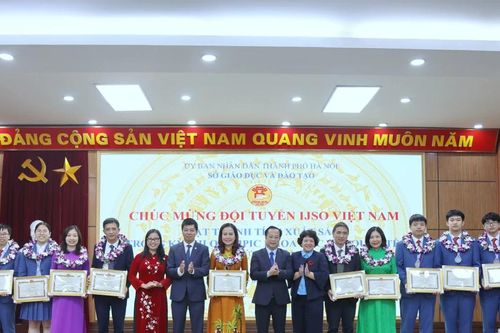 Hà Nội đón đoàn học sinh dự thi Olympic Khoa học trẻ quốc tế chiến thắng trở về