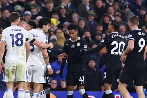 Tranh cãi khi tài năng trẻ Chelsea thoát thẻ đỏ dù 'mất kiểm soát'