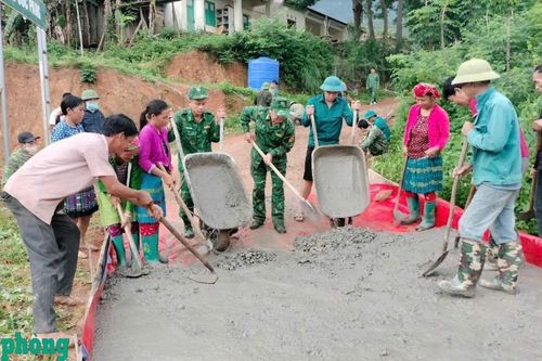 Chung sức xây dựng cuộc sống ấm no cho đồng bào vùng biên
