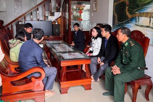 Đồn Biên phòng Tuy Hòa tiếp nhận ngư dân bị nạn trên biển