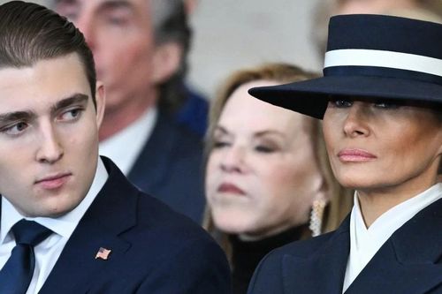 Thế khó của bà Melania và Barron Trump