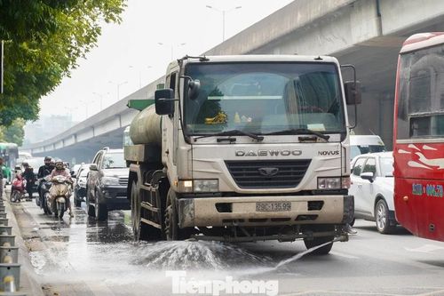 Hà Nội tăng cường xe rửa đường để giảm bụi và cải thiện chất lượng không khí