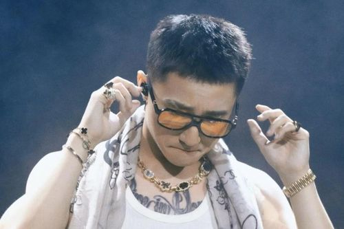 Thực hư 'cú bắt tay điên rồ' giữa Sơn Tùng M-TP và rapper Mỹ