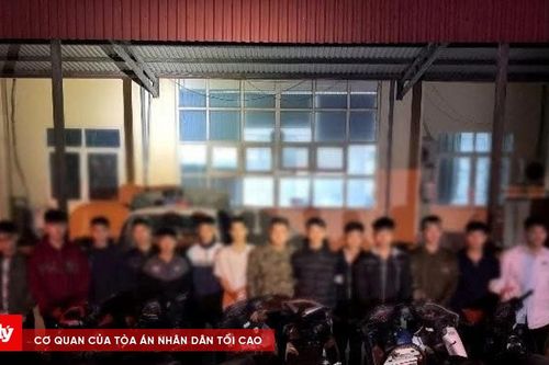Nhóm thanh niên mang hung khí, truy đuổi người đi đường