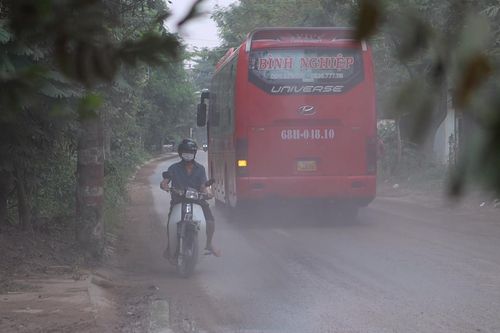 Người dân 'bất an' khi sống chung cảnh bụi mù mịt trên đường ở TPHCM