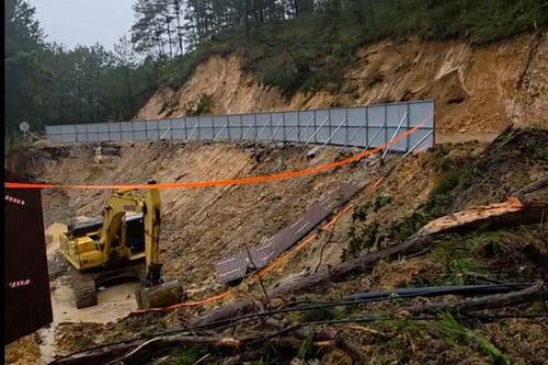 Đèo Mimosa sạt lở tại vị trí cũ, cửa ngõ vào Đà Lạt bị ách tắc
