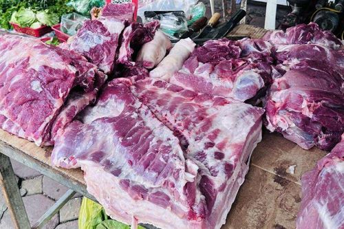 Hơn 800.000 tấn thịt 'ngoại' giá rẻ đổ bộ, giá lợn hơi chạm đáy 4 năm