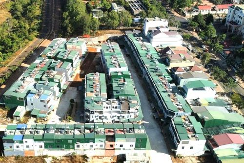 Hiện trạng khu nhà ở xã hội có dấu hiệu tội phạm: Ốp tôn vào tường để chống thấm