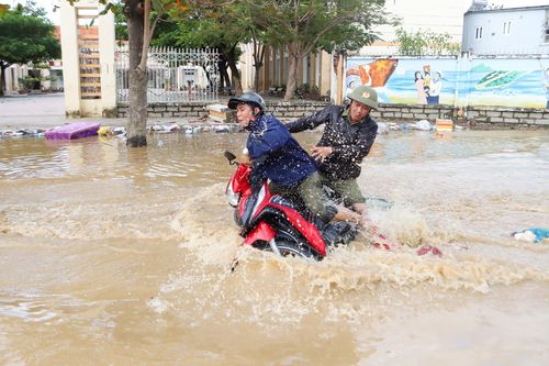 Nhiều khu vực ở Tây Nha Trang tái ngập, người dân hoảng loạn chạy lũ