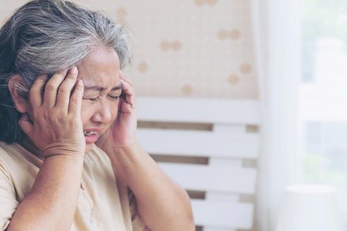 Con dâu đòi ly hôn vì chuyện chăm mẹ chồng bệnh, tôi lặng người xót xa