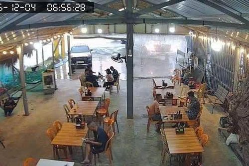 Quên trả tiền bữa sáng, nhóm cứu trợ xúc động trước tấm lòng chủ quán Quảng Trị
