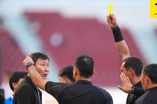 U22 Việt Nam 2-1 U22 Lào: Kim Sang-sik nhận thẻ vàng