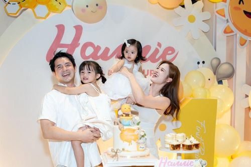 Con gái Đông Nhi tự tay chào đón thành viên mới của gia đình