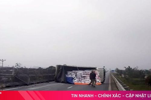 Xe tải mất lái, lật nghiêng trên cao tốc ở Hà Tĩnh