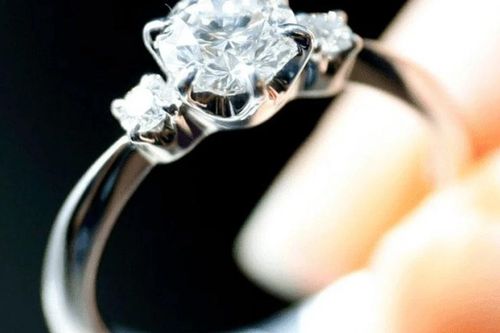 Kích thước của kim cương nhân tạo và định kiến xã giao khó trả lời