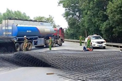 Luật sư phân tích vụ container làm rơi thép khiến 2 người trọng thương: Sai từ khâu cố định hàng hóa