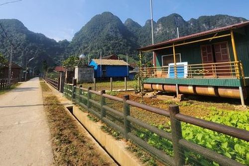 Cuộc sống đặc biệt ở 'Làng du lịch tốt nhất thế giới': Vì sao người dân bình thản giữa mùa lũ?