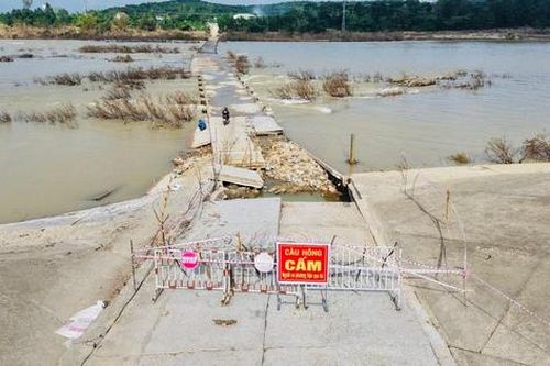 Lũ cuốn trôi một phần cầu tràn ở Quảng Ngãi, người dân chật vật đi vòng hàng chục kilomet