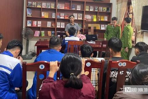 Đưa con 'chưa ngoan' lên công an xã để… đọc sách