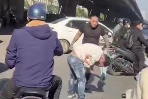 Tạm giữ hình sự nam thanh niên đánh người sau va chạm giao thông
