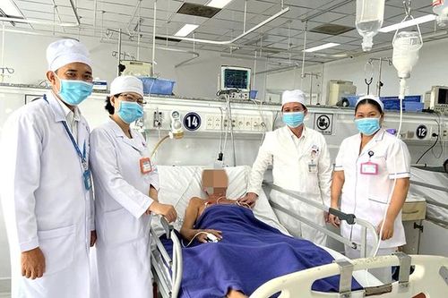 Người đàn ông 62 tuổi nguy kịch vì sặc nửa trái nho xanh