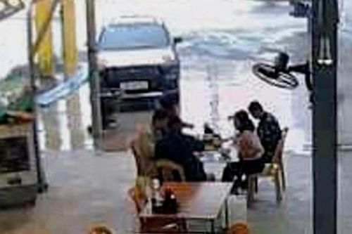 Nhóm cứu trợ quên trả tiền ăn sáng và hành động bất ngờ của chủ quán