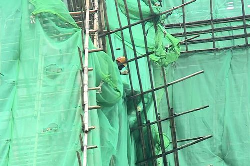 Chính quyền Hong Kong ra lệnh dỡ bỏ toàn bộ lưới che giàn giáo, nghi giấy chứng nhận bị làm giả
