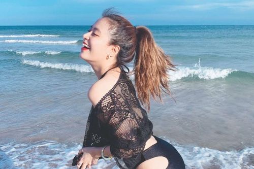 Hoàng Thùy Linh hiếm hoi khoe sắc vóc gợi cảm trong loạt ảnh đồ tắm nóng bỏng
