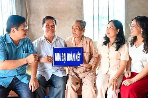 Bàn giao 7 căn nhà Đại đoàn kết cho người dân xã Vĩnh Bình
