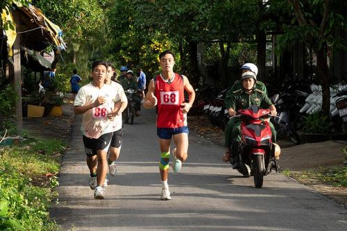 Gần 300 vận động viên tham gia giải việt dã quanh đảo Lại Sơn