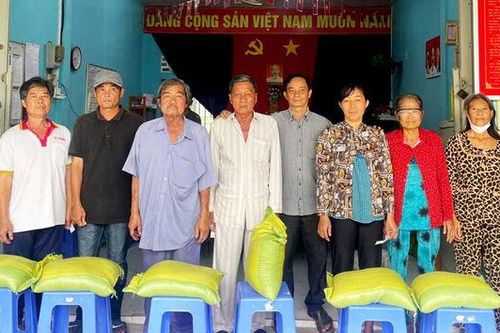 500 phần quà hỗ trợ người dân xã Phú Tân