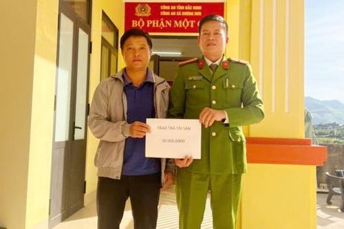 Công an xã Dương Hưu nhanh chóng xác minh, trao trả 30 triệu đồng chuyển nhầm cho người dân